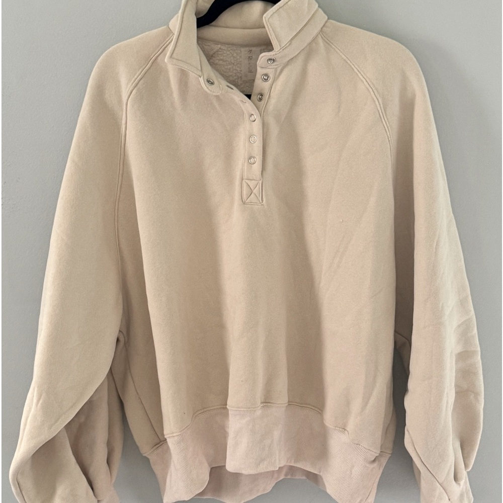 Sweatshirt with snap detail at neck
